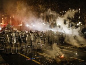 Protesti u Tbilisiju: Podignute barikade na ulicama, povrijeđeno nekoliko novinara