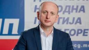 Knežević: Umjesto „Pomaže Bog“, u Crnoj Gori da se pozdravljamo sa „Hajl Hitler“