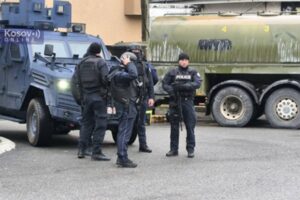 Specijalci naoružani dugim cijevima na ulicama Sjeverne Mitrovice (VIDEO)