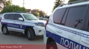 Presretnuta kolona svatova, opkoljeno vozilo sa mladencima