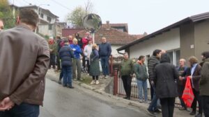 Fekalije teku banjalučkom ulicom, mještani strahuju od širenja zaraze: “Pogledajte kuda nam djeca hodaju…”