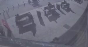 ”Bog ga pogledao”: Čovjek za dlaku izbjegao smrt ispred željezničke stanice (VIDEO)