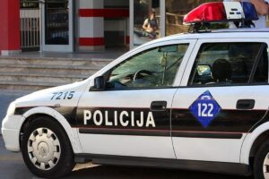 Velika Kladuša: Policija traži muškarca naoružanog automatskom puškom