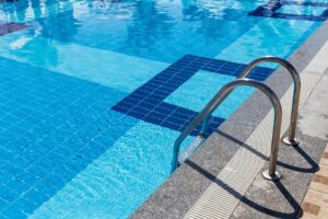 INCIDENT NA BAZENU U BANJALUCI: Skinuo se pred djecom i nag se tuširao