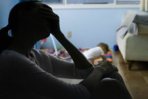 Šta je postporođajna depresija i koje znakove ne smijete ignorisati