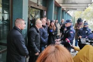 Poslanici opozicije u Novom Sadu blokirali zgradu suda, traže puštanje uhapšenih