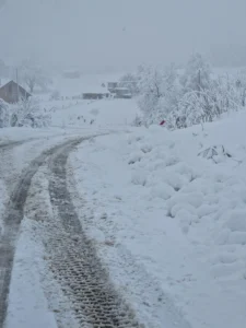 Gornja Piskavica odsječena od svijeta: Haos na putevima, nema struje – saobraćajke se nižu