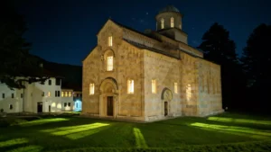 I Kfor je procijenio – Dečani su doveka ugroženi