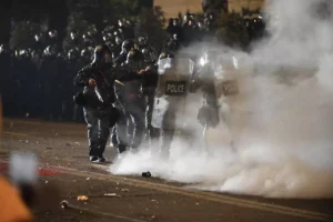 Petarde i kamenje na policiju: Nastavljeni nasilni protesti u Gruziji (VIDEO)