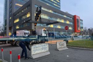 Betonske prepreke postavljene na parking kod Vlade Srpske
