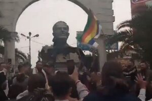“Damask pada, predgrađe po predgrađe”: Pobunjenici ruše statuu Asadovog oca (VIDEO)