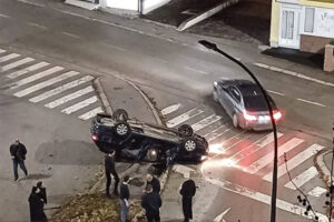 Težak udes u Banjaluci: Auto na krovu