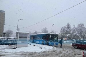 Žica pala na put u centru Banjaluke, autobus jedva prošao