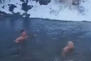 Kupali se u Ukrini: Hrabri i u najhladnijim danima (VIDEO)