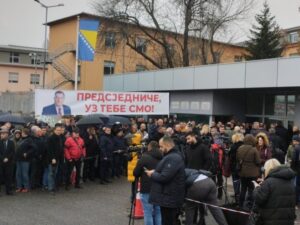 Podrška predsjedniku Srpske i v.d. direktora Službenog glasnika ispred Suda BiH