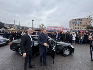 Predsjednik Srpske ispred Suda BiH dočekan uz aplauz i pjesmu VIDEO