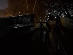 RODITELJI ZABRINUTI ZA BEZBJEDNOST DJECE: U mraku pasarela pored najveće škole u Banjaluci VIDEO