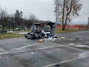 Posljedice odluke gradonačelnika Banjaluke: Na javnom parkingu se gomila otpad