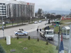Iako nezakonito, pauk služba GU Banjaluka blokirala ulaz na Trg Republike Srpske – blokiran i prilaz RTRS-u