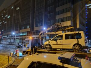 Policija uklanja vozila koja su postavljena kao blokada na Trgu Republike Srpske (FOTO/VIDEO)
