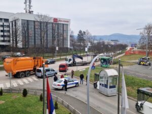 Zbog Stanivukovićeve blokade javnog parkinga, “Čistoća” ne može pokupiti otpad iz kontejnera