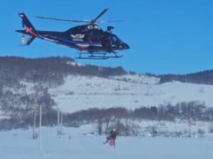 Helikopterski servis Srpske evakuisao majku s bebom i muškarca sa Manjače (VIDEO)