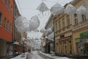 Građani, oprez: Nad glavama pješaka u Gospodskoj ulici vise kablovi, kišobrani i lampice