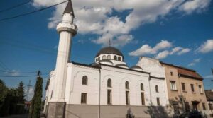 KOMŠIJE! Džamija ostala bez struje, komšija Srbin razvukao kablove i dao struju za džabe