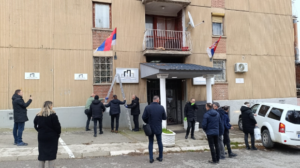 U Kosovskoj Mitrovici policija upala u zgradu preduzeća iz sistema Vlade Srbije