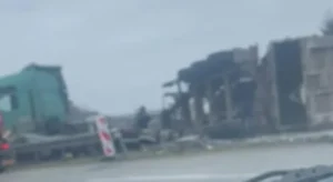 Prevrnula se prikolica kamiona kod ulaza na auto-put 9. januar (VIDEO)