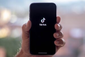 Policija upozorila na opasan Tik-tok izazov sa pirotehničkim sredstvima