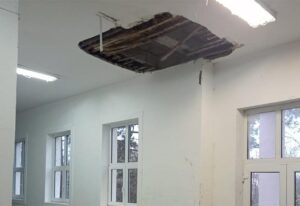 Pao dio plafona na Željezničkoj stanici u Srbiji