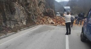 VOZAČI, OPREZ! Potpuno obustavljen saobraćaj na putu Mrkonjić Grad – Crna Rijeka