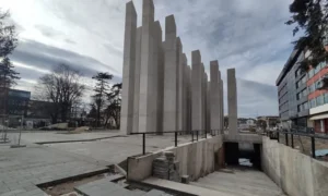 Radnika ni na vidiku, nered na sve strane: Oborena ograda kod spomenika borcima u Banjaluci FOTO