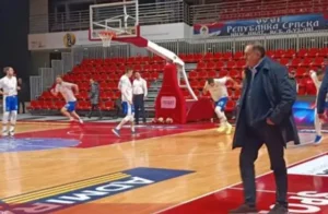 Prvi put u javnosti od operacije: Dodik na utakmici Igokee