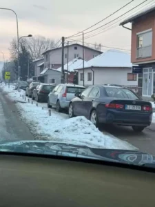 Žalbe zbog blokiranih trotoara: Žene s kolicima i osobe s invaliditetom nemaju gdje da prođu FOTO