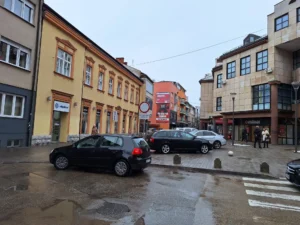 Gdje je komunalna policija, rade li išta? Pješačke zone u Banjaluci zatrpane automobilima
