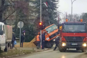 Kamion Vodovoda propao kroz asflat – Stanivukovićeva “modernizacija” na djelu