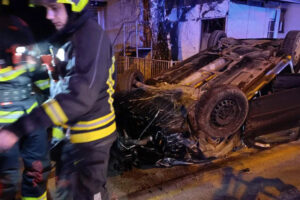 Nezgoda u Banjaluci: Automobil završio na krovu