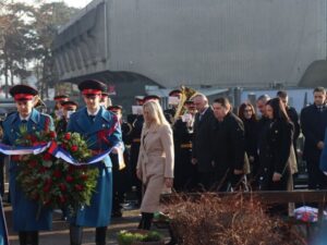 Položeni vijenci na Spomenik palim borcima Srpske; Višković: Žrtva za stvaranje naše Republike nije bila uzaludna (FOTO)