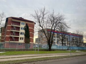 U čast Dana Republike Srpske: Studenti u banjalučkom kampusu razvukli srpsku trobojku
