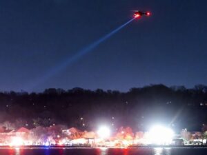 Putnički avion se sudario sa vojnim helikopterom, poginulo 18 osoba
