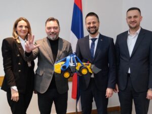 ‘Konakoviću simboličan poklon – igračka bager’