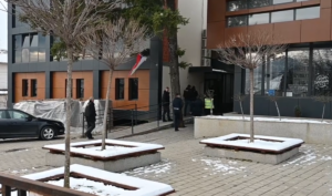 Policija iz Prištine upala u zgrade opština i pošta u Kosovu Polju, Gračanici i Lipljanu (VIDEO)