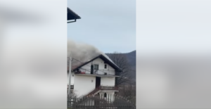 Porodici sa troje djece izgorio krov kuće na Rebrovcu (VIDEO)