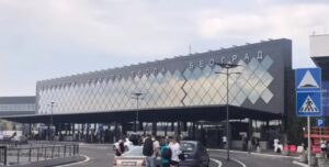 Haos na beogradskom aerodromu: Automobilom uletio na pistu, policija ga jurila do granice sa BiH