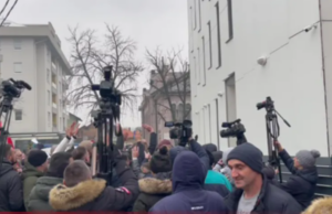 Sukob sa policijom u Bijeljini, provaljena ograda OJT