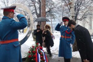 Delegacija Kabineta predsjednika Srpske položila vijence na Spomenik banjalučkim bebama