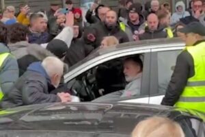 NOVI INCIDENT: Vozilom pokušao da probije blokadu kod Pravnog fakulteta (VIDEO)