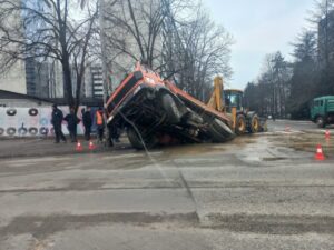 Kamion u Banjaluci upao u rupu na cesti